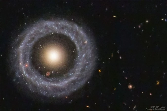 'Thiên hà lồng trong thiên hà' này là bí ẩn chưa có lời giải - 1