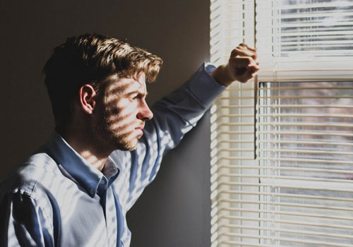 Nghe giọng nói của người mua ve chai rất quen thuộc, tôi ngó xuống nhìn thì phát hiện sự thật không thể chấp nhận nổi