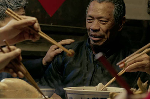 Qua cách cầm đũa, bố đã dạy tôi cách nhìn thấu được lòng dạ người phụ nữ có thể bỏ rơi mình