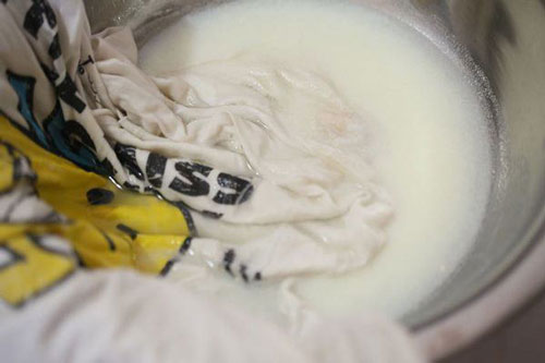 Áo trắng chuyển màu "cháo lòng" đừng vứt đi, cho thứ này vào ngâm trắng tinh như mới