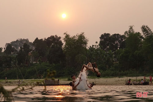 “Đắm mình” trong bóng hoàng hôn ở các miền quê Hà Tĩnh