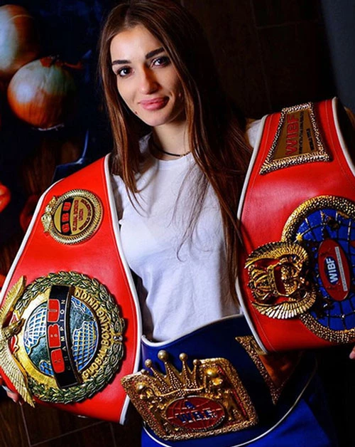Fatima Dudieva: Cô bắt đầu sự nghiệp của mình trong môn võ tổng hợp (MMA).Sau đó, cô chuyển sang môn quyền Anh và thi đấu ở hạng nhẹ. Không chỉ sỏ hữu tài năng võ thuật ấn tượng, Fatima còn khiến cho nhiều chàng trai say mê bởi vẻ quyến rũ