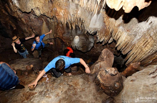 Cửa hang nằm ở lưng chừng ngọn núi đá, muốn vào sâu trước hết phải bám chặt vào các nhũ đá ở cửa hang để leo xuống nền hang, việc đi lại hết sức khó khăn. Vì thế, việc khám phá hang Thung Bừng chỉ hợp với những người ưa thích sự mạo hiểm. Ảnh: Kiên Phương