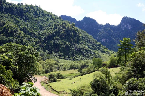 Dãy núi ở khu vực Thung Bừng, thuộc địa bàn bản Tân Sơn, xã Môn Sơn (Con Cuông) có hệ thống hang động khá phong phú. Gần đây, người dân địa phương phát hiện thêm một hang đá rất đẹp, bà con nơi đây đặt tên là hang Thung Bừng. Ảnh: Phương Kiên