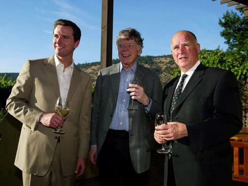 Sau khi tốt nghiệp ngành khoa học chính trị tại Đại học Santa Clara, Newsom thành lập Tập đoàn PlumpJack cùng với tỷ phú Gordon Getty (giữa) - người bạn thân của cha ông - vào năm 1992. Họ cũng mở rộng kinh doanh thêm nhà hàng, quán bar, và cửa hàng bán rượu. Ảnh: AP.