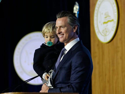 Gavin Newsom nhậm chức thống đốc bang California vào tháng 1/2019. Ông ủng hộ nhiệt tình những sáng kiến về sức khỏe, giáo dục công, và nhà ở giá rẻ. Ảnh: AP.