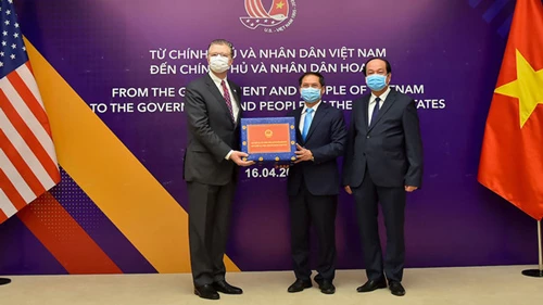 Đại diện Việt Nam và Mỹ tại lễ trao tặng hơn 200.000 khẩu trang chống dịch cho Mỹ. (Ảnh BNG)