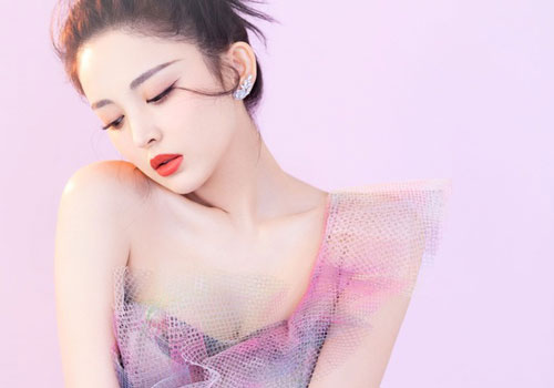 “Búp bê sống” Cổ Lực Na Trát gợi cảm khoe vai trần