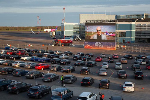 Sân bay biến thành rạp chiếu phim khổng lồ trong đại dịch COVID-19