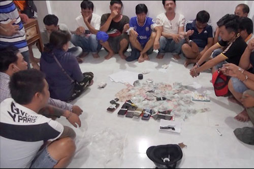 V&#x129;nh Long: M&#x1ED9;t ng&#xE0;y tri&#x1EC7;t xo&#xE1; 2 s&#xF2;ng b&#x1EA1;c quy m&#xF4; l&#x1EDB;n, b&#x1EAF;t gi&#x1EEF; h&#xE0;ng ch&#x1EE5;c &#x111;&#x1ED1;i t&#x1B0;&#x1EE3;ng