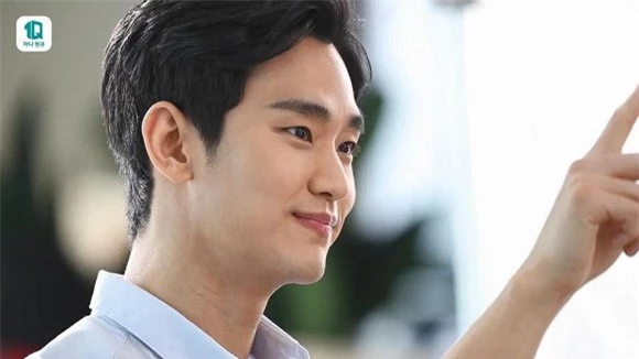 &quot;Cụ giáo&quot; Kim Soo Hyun vừa trở lại đã cạnh tranh sức hút với &quot;Quân vương&quot; Lee Min Ho chỉ bằng khoảnh khắc này - Ảnh 5.