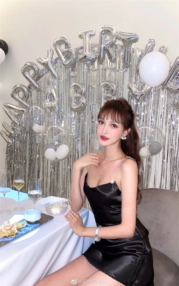 Ngắm nhan sắc hot girl Trung Quốc khi chi 12 tỷ đổi lấy 300 lần "dao kéo" - Ảnh 2. Ngắm nhan sắc hot girl Trung Quốc khi chi 12 tỷ đổi lấy 300 lần "dao kéo" - Ảnh 2.