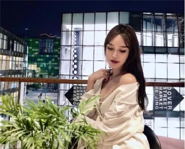 Ngắm nhan sắc hot girl Trung Quốc khi chi 12 tỷ đổi lấy 300 lần "dao kéo" - Ảnh 3. Ngắm nhan sắc hot girl Trung Quốc khi chi 12 tỷ đổi lấy 300 lần "dao kéo" - Ảnh 3.