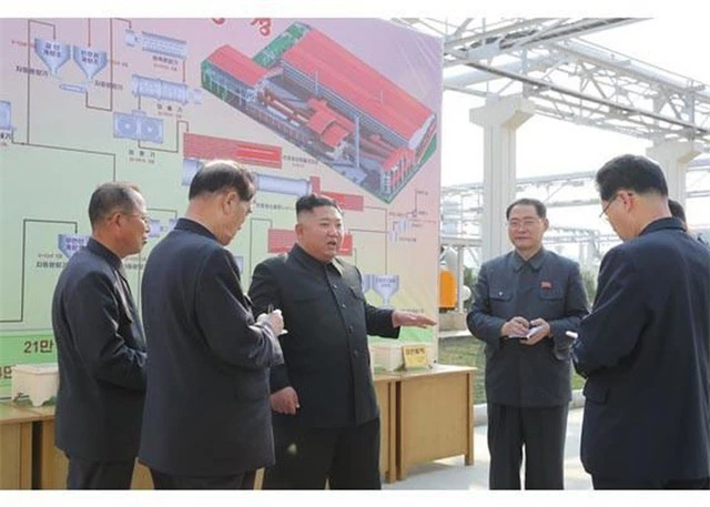 Những hình ảnh đầu tiên của ông Kim Jong-un sau 20 ngày vắng bóng - 2