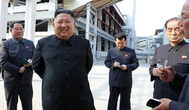 Những hình ảnh đầu tiên của ông Kim Jong-un sau 20 ngày vắng bóng - 3