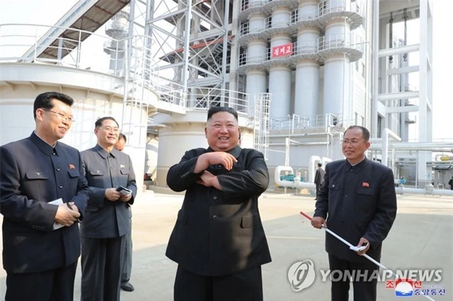 Những hình ảnh đầu tiên của ông Kim Jong-un sau 20 ngày vắng bóng - 4