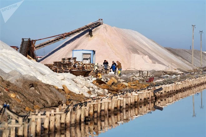 “Săn” muối hồng tại Crimea - Ảnh 1.