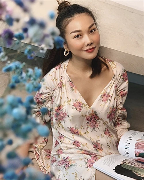 Từ đầu mùa xuân 2020, Thanh Hằng đã nhiệt tình lăng xê các mẫu váy áo in hoạ tiết hoa lá. Trong thời gian giãn cách xã hội, siêu mẫu tận dụng váy lụa để tôn nét nữ tính.