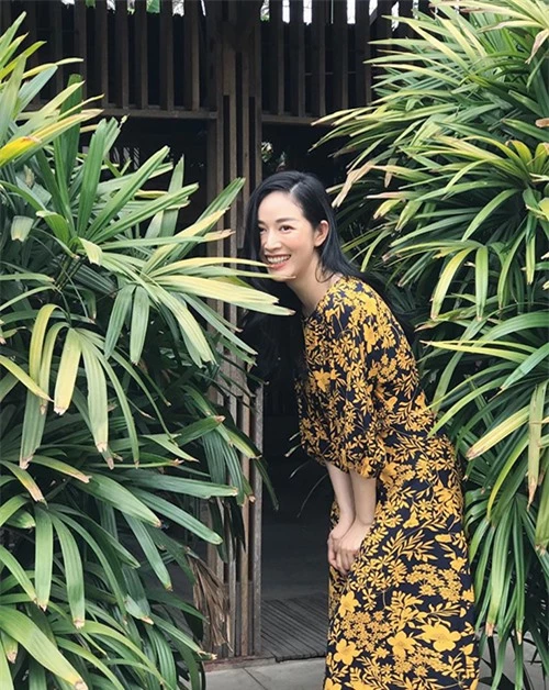 Mai Thanh Hà với phong cách thanh lịch khi diện váy lụa kết hợp tông vàng và đen bắt mắt trên hoạ tiết hoa nhí.
