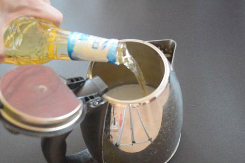 Vợ đổ bia vào ấm siêu tốc rồi đun lên, chồng định mắng nhưng giật mình khi thấy kết quả