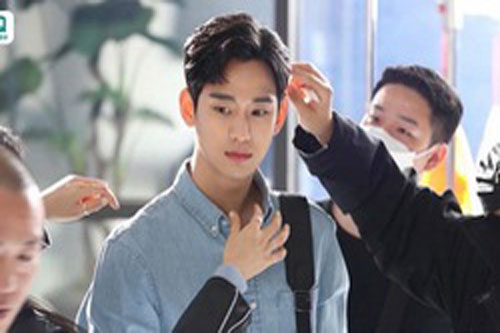 "Cụ giáo" Kim Soo Hyun vừa trở lại đã cạnh tranh sức hút với "Quân vương" Lee Min Ho chỉ bằng khoảnh khắc này