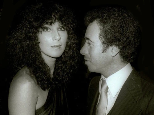 Năm 1970, Geffen hẹn hò với nữ ca sĩ nổi tiếng, Cher. Dù tỷ phú này công khai mình là một người đồng tính sau đó, trong một cuộc phỏng vấn năm 2012, Cher vẫn nói: "Vào thời điểm đó, tôi vẫn là người phù hợp với anh ấy".