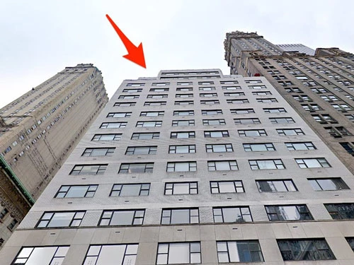 David Geffen sở hữu một căn penthouse 54 triệu USD tại toà nhà cao cấp Park Cinq, New York. Ngoài penthouse rộng 12.000m2, ông còn mua thêm 1 căn hộ khác tại chính toà nhà này với giá 2,3 triệu USD.