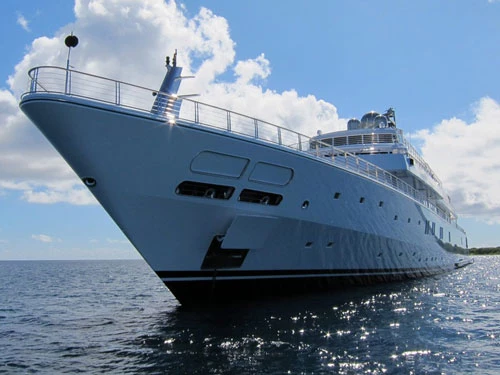David Geffen nổi tiếng với siêu du thuyền Rising Sun trị giá 590 triệu USD của mình. Chiếc du thuyền 140m này từng tiếp đón nhiều người nổi tiếng và tỷ phú khác như vợ chồng Cựu Tổng thống Obamas, tỷ phú Jeff Bezos, Tom Hanks, Oprah Winfrey và Orlando Bloom...