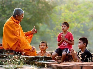 Cổ nhân dạy: Dùng nhân đối với người, dùng nghĩa đối với mình