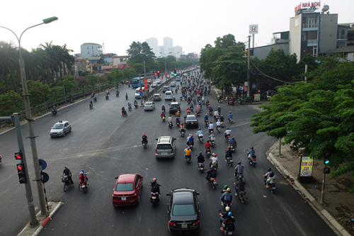 Người dân ùn ùn đổ về sau nghỉ lễ: Hà Nội "tạm biệt" đường thông, hè thoáng