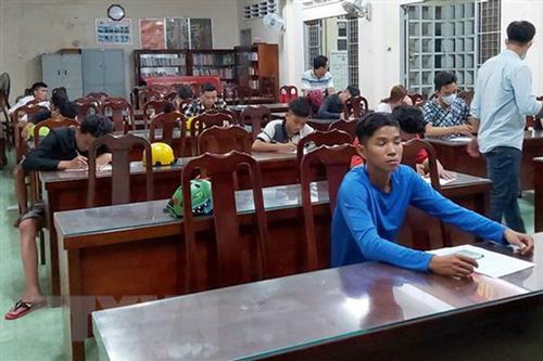 Cảnh sát giao thông bị thương nặng khi ngăn chặn đua xe