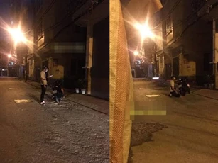 Bị người yêu giận, thanh niên đi SH quỳ gối suốt từ chiều đến tối để xin lỗi