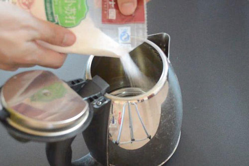 Cách làm sạch ấm siêu tốc trong "nháy mắt" bằng nguyên liệu lành tính