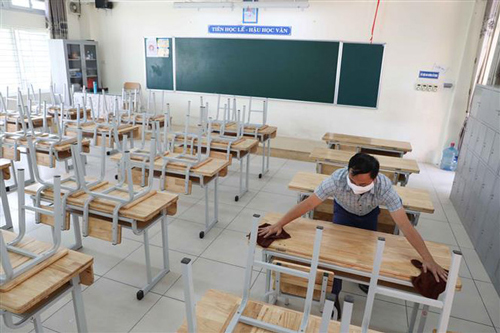 Giáo viên Hà Nội dọn dẹp trường lớp đón học sinh