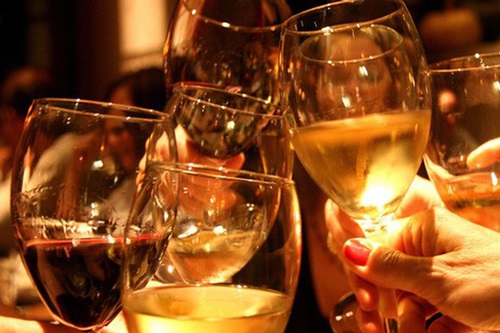 Từ thời cổ đại, "cụng ly" bằng nước lọc đã bị coi là điều hết sức xui xẻo