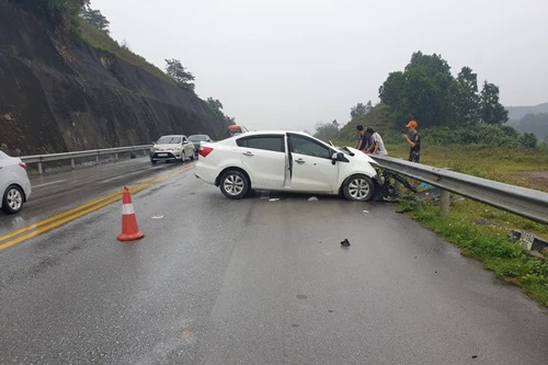 Hiện trường vụ tai nạn trên Cao tốc Nội Bài - Lào Cai (Ảnh: TTXVN)
