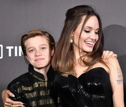 Shiloh là con đẻ đầu lòng của Brad Pitt và Angelina Jolie. Vào năm 4 tuổi, Shiloh đã nêu rõ mong muốn được làm con trai và bố mẹ bé không có lý do gì để chối bỏ ước mong này. Năm 2010, Angelina cũng đề cập đến phong cách của con mình rằng: "Shiloh thích ăn mặc như con trai, Shiloh muốn trở thành một chàng trai vì vậy chúng tôi đã giúp con cắt tóc, ăn vận như cách con thích. Shiloh cũng tự xem mình như một người anh của các em trong gia đình. Chúng tôi tôn trọng quyền riêng tư của con và Shiloh sẽ tự come out vào thời điểm thích hợp".