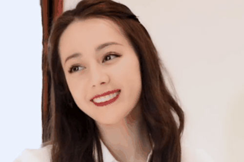 Lộ ảnh Địch Lệ Nhiệt Ba quay show mới, mặc kín đáo mà vẫn xinh như nữ thần, nở nụ cười chao đảo CBiz