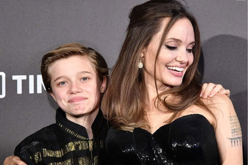 8 bà mẹ nổi tiếng có con là người chuyển giới