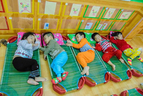 Những kiểu quần áo tránh mặc cho con khi đi học, cẩn thận gây nguy hiểm