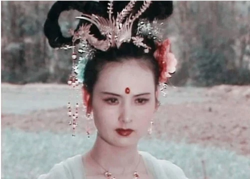Nữ diễn viên Khâu Bội Ninh đóng vai Hằng Nga tiên tử trong Tây Du Ký 1986, cô sở hữu khuôn mặt xinh đẹp đúng chất thơ kiểu "khuôn trăng đầy đặn, nét ngài nở nang", thể hiện được vẻ đẹp thanh cao của nàng tiên nữ này. 