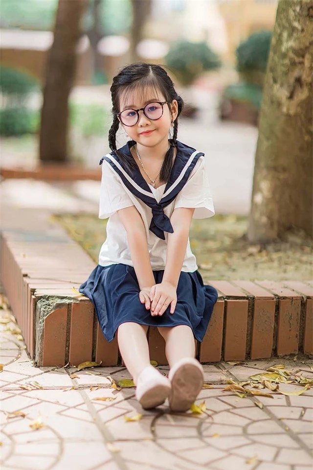 Bé gái 6 tuổi nhí nhảnh, dễ thương với bộ ảnh đồng phục học sinh - 10