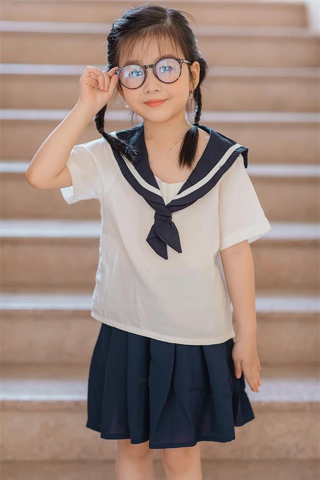 Bé gái 6 tuổi nhí nhảnh, dễ thương với bộ ảnh đồng phục học sinh - 2