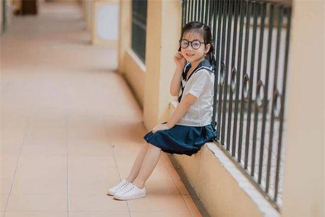 Bé gái 6 tuổi nhí nhảnh, dễ thương với bộ ảnh đồng phục học sinh - 4