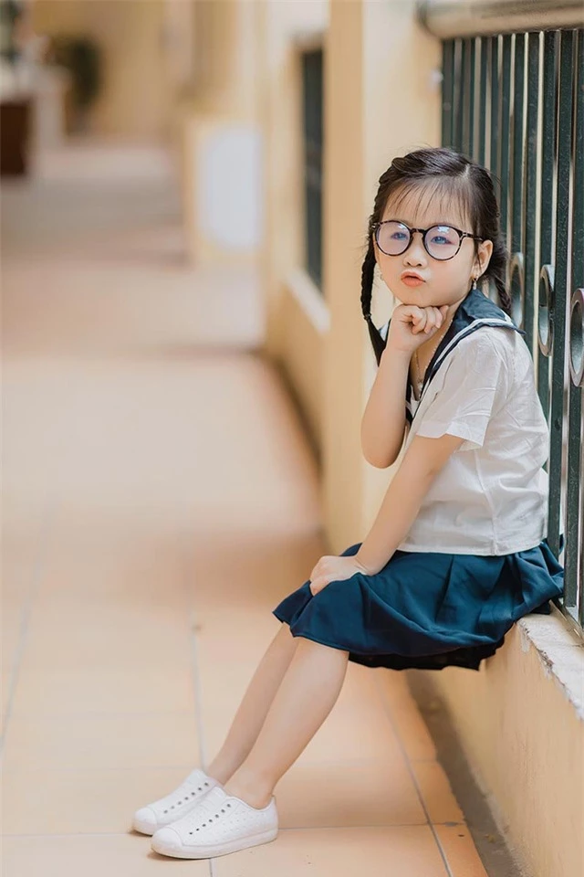 Bé gái 6 tuổi nhí nhảnh, dễ thương với bộ ảnh đồng phục học sinh - 5
