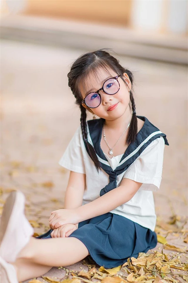 Bé gái 6 tuổi nhí nhảnh, dễ thương với bộ ảnh đồng phục học sinh - 6