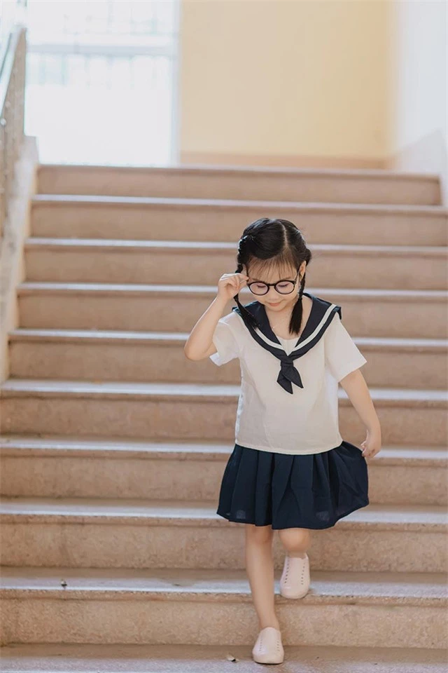 Bé gái 6 tuổi nhí nhảnh, dễ thương với bộ ảnh đồng phục học sinh - 7