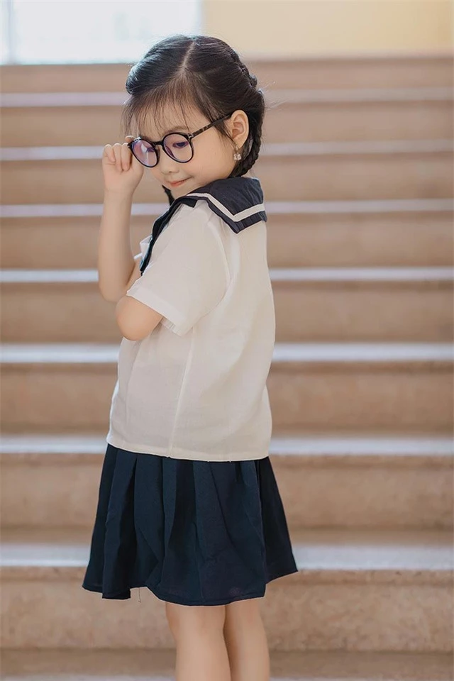 Bé gái 6 tuổi nhí nhảnh, dễ thương với bộ ảnh đồng phục học sinh - 9