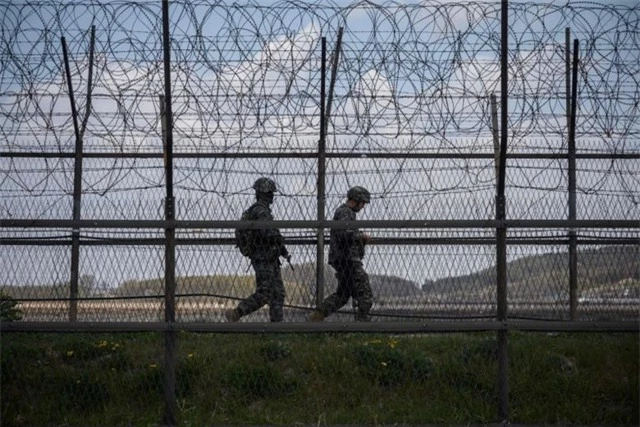 Đạn bay từ hướng Triều Tiên vào đồn canh gác Hàn Quốc tại khu phi quân sự - 1