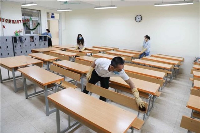 Giáo viên Hà Nội dọn dẹp trường lớp đón học sinh - Ảnh 1.
